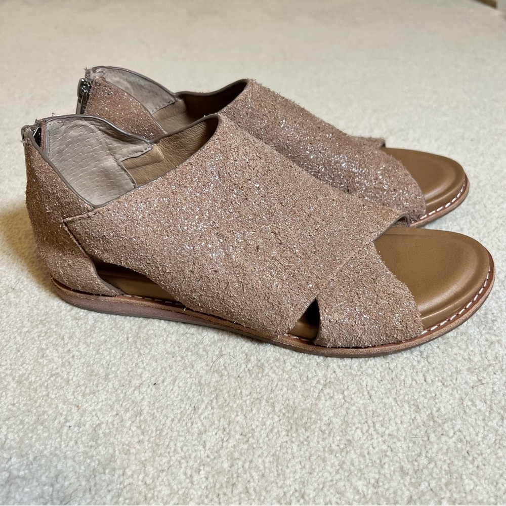 Sofft Evonne Sandals Metallic Taupe Suede Full Coverage Back Zip Flat Size 7 NWT - Picture 3 of 8